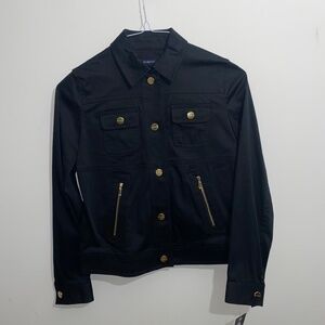 chaqueta negra  jones new york signature  con botones y siere metálicos dorados